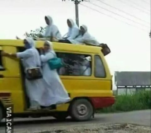 10 Potret Tingkah Emak-emak saat Naik Angkot, Lucu Banget Tapi Cukup Membahayakan