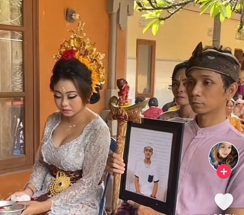 Viral Woman in Bali Marries Without a Groom, Male Bride Replaced with Photo and Keris