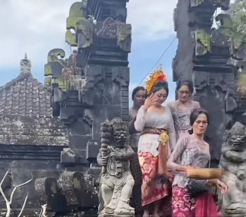 Viral Woman in Bali Marries Without a Groom, Male Bride Replaced with Photo and Keris