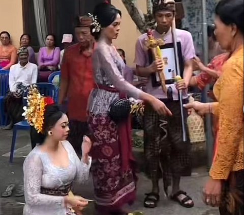 Viral Woman in Bali Marries Without a Groom, Male Bride Replaced with Photo and Keris