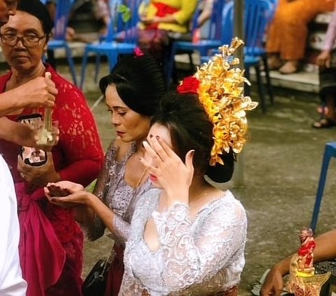 Viral Woman in Bali Marries Without a Groom, Male Bride Replaced with Photo and Keris