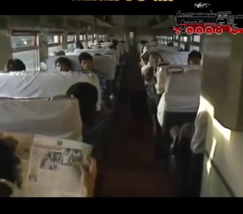 Potret Lawas Kehidupan di Gerbong Kereta Tahun 80-an, Penjual Nasi Goreng Masak di Kuali bak Warung Kaki Lima