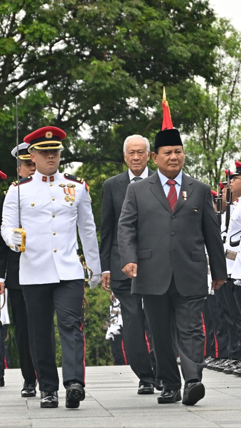 Menhan Prabowo Terima Penghargaan Militer Tertinggi dari Presiden Singapura