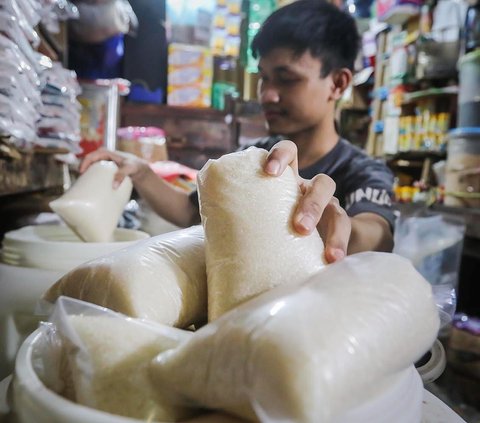 Harga gula pasir di Jakarta belakangan mengalami kenaikan. Di Pasar Kebayoran Lama, Selasa (21/11/2023), harga gula pasir telah menembus Rp18 ribu per kilogram (kg). Kenaikan ini disebut pedagang sudah terjadi sekitar satu hingga dua minggu terakhir.<br>