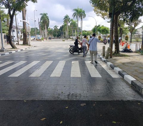 <br>Kemudian, Topan menjelaskan pencucian jalan dan pengaspalan yang belum rampung membuat kondisi jalan licin.<br>