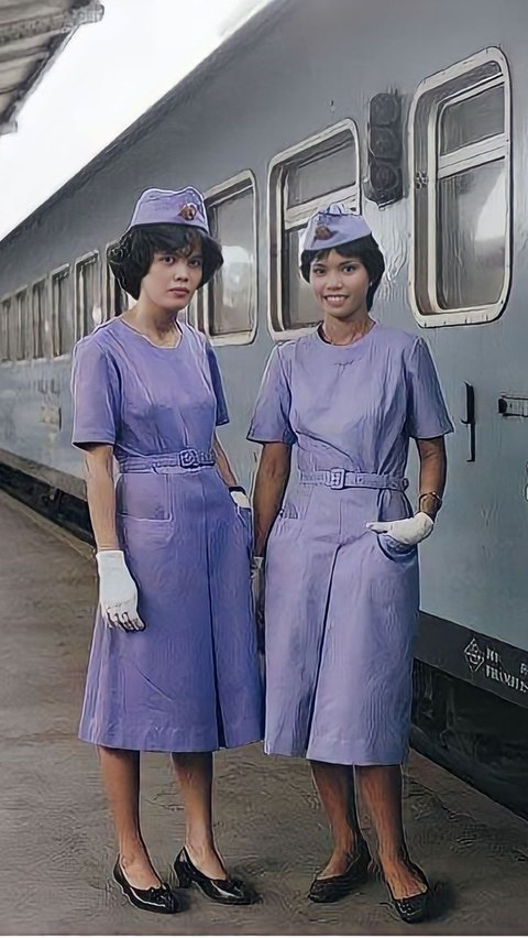 Elegant Style of Train Stewardesses in 1974: Captivating and Unwilling to Get Off