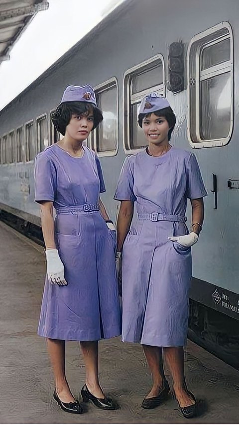 Elegant Style of Train Stewardesses in 1974: Captivating and Unwilling to Get Off