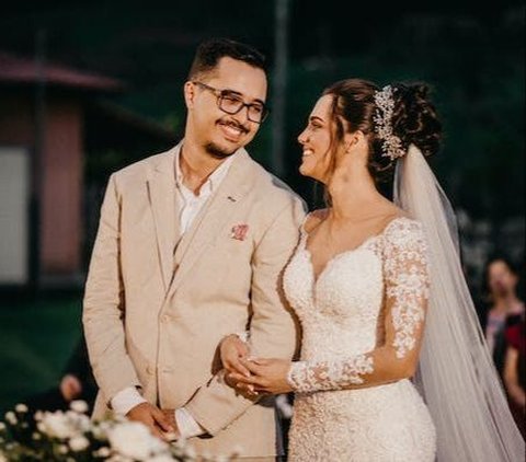 Viral Woman in Bali Marries Without a Groom, Male Bride Replaced with Photo and Keris