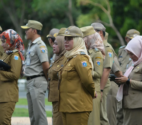 Peserta mengikuti apel Deklarasi Pemilu Damai 2024 yang digelar di lapangan Wali Kota Jakarta Timur, Selasa (21/11/2023). Apel diikuti jajaran aparatur sipil negara (ASN).<br>