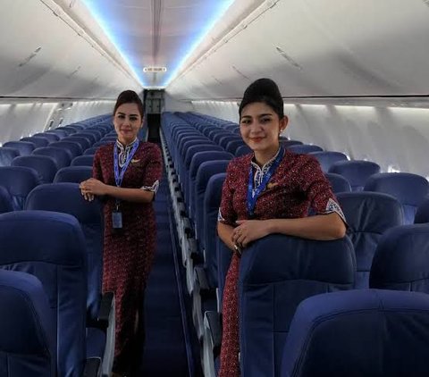 Portrait of Garuda Indonesia Flight Attendants in the 70s that Captivate Attention, Curly Hair and Hats Resembling English Royal Soldiers