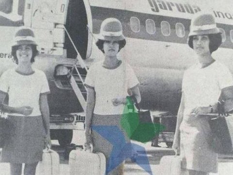 Portrait of Garuda Indonesia Flight Attendants in the 70s that Captivate Attention, Curly Hair and Hats Resembling English Royal Soldiers