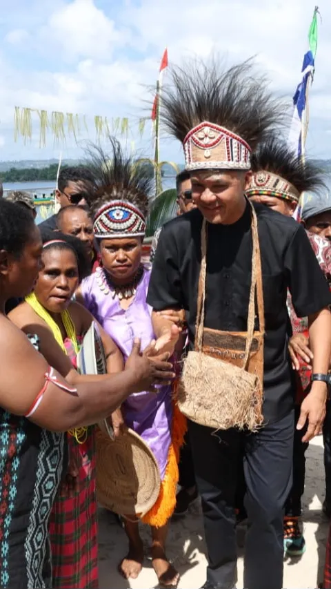 Momen Ganjar Blusukan ke Tempat Bersejarah di Pulau Mansinam Papua, Sempat Minum Air dari Sumur Tua