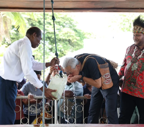 Momen Ganjar Blusukan ke Tempat Bersejarah di Pulau Mansinam Papua, Sempat Minum Air dari Sumur Tua