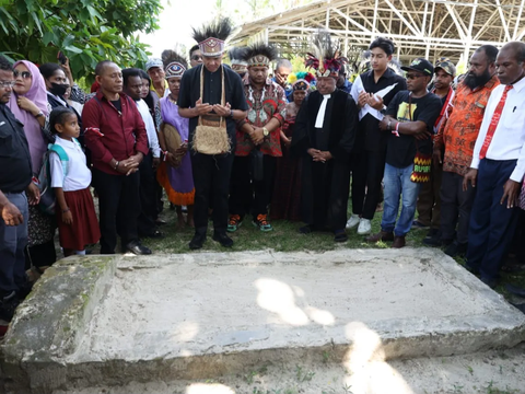 Momen Ganjar Blusukan ke Tempat Bersejarah di Pulau Mansinam Papua, Sempat Minum Air dari Sumur Tua