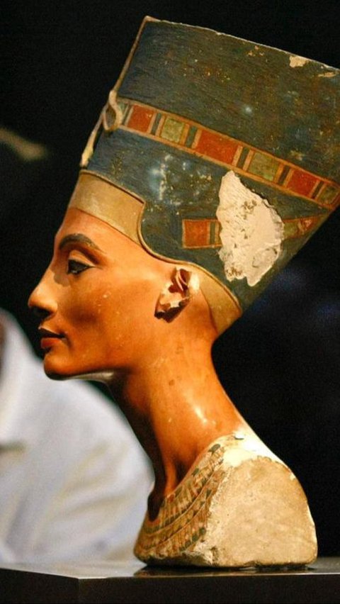 However, the tomb of Nefertiti, who incidentally is his mother, has never been found and remains a mystery until now.