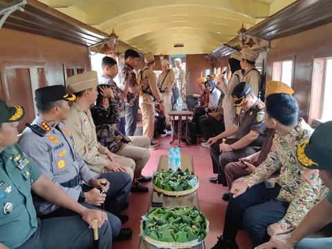 Momen Gibran Bersama Puluhan Vetaran Naik Kereta Uap Jaladara