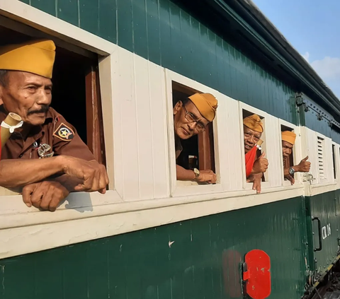 Momen Gibran Bersama Puluhan Vetaran Naik Kereta Uap Jaladara