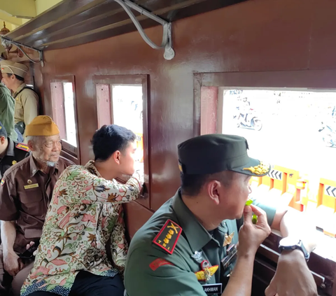 Momen Gibran Bersama Puluhan Vetaran Naik Kereta Uap Jaladara