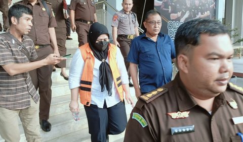 Sementara hari ini, Veny dijebloskan ke Lapas Perempuan Kelas IIA Pekanbaru. Dia dinilai bersekongkol dengan Mujahidin dalam kasus korupsi dana BLU yang merugikan negara Rp7,6 miliar itu.