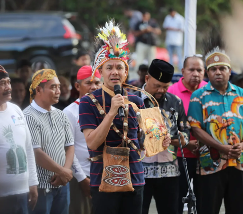 Temui Tokoh Adat di Jayapura, Ganjar Diangkat Jadi Keluarga Hingga Didoakan Presiden 2024