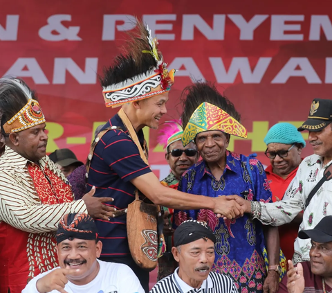 Temui Tokoh Adat di Jayapura, Ganjar Diangkat Jadi Keluarga Hingga Didoakan Presiden 2024