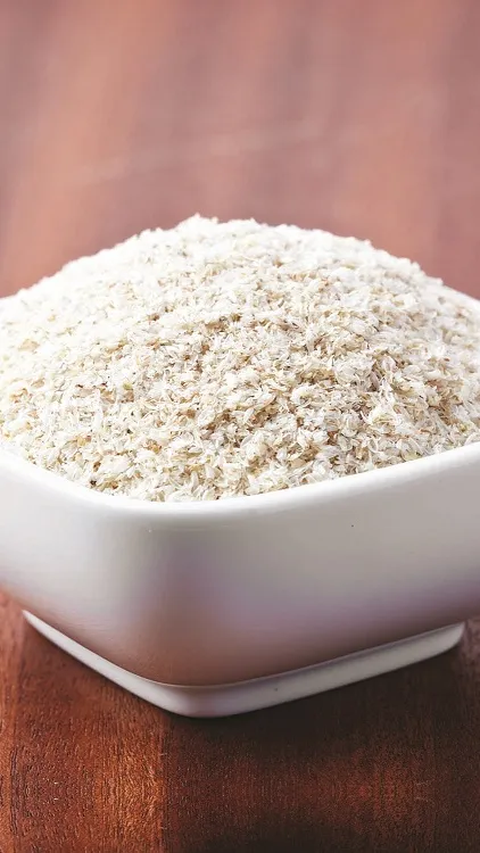 Namun, manfaatnya tidak hanya sebatas itu. Psyllium husk berasal dari sekam biji tanaman Plantago ovata dan hadir dalam bentuk bubuk atau kapsul suplemen.