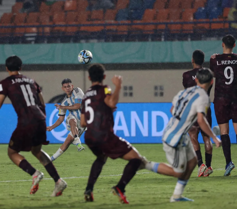 Pemain Timnas Argentina U-17, Claudio Echeverri melakukan eksekusi tendangan bebas ke arah gawang Timnas Venezuela U-17 pada laga 16 besar Piala Dunia U-17 2023. Pertandingan tersebut berlangsung seru dengan intensitas tinggi di Stadion Si Jalak Haroepat, Bandung pada Selasa (21/11/2023).