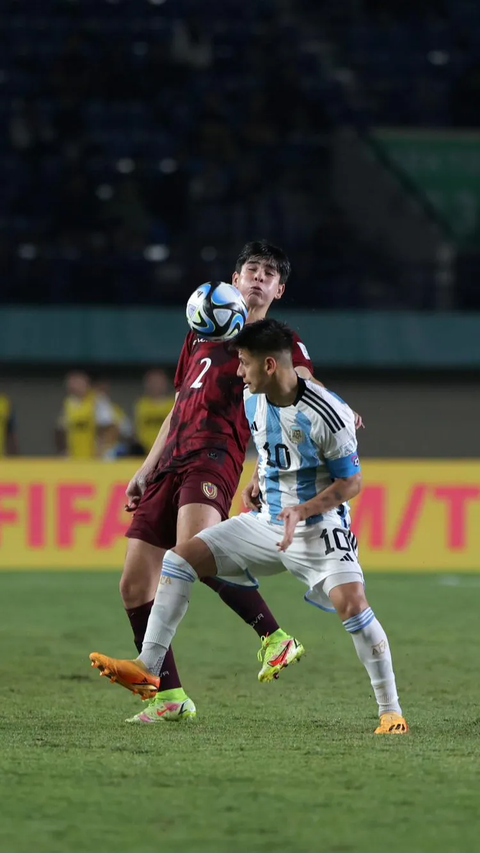 Timnas Argentina tampil menyerang sejak awal laga dan berhasil membuka keunggulan di menit ke-15 melalui gol bunuh diri dari Luis Vieira.<br>