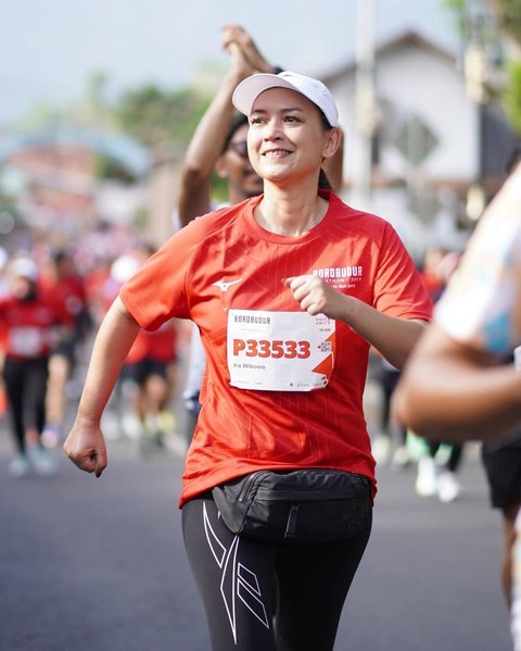 Ini 8 Potret Ira Wibowo Ikut Marathon di Usia 55 Tahun, Kaki Ramping Bikin Salfok Netizen