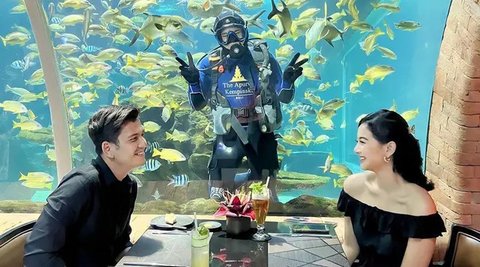 Rendi Jhon dan Glenca Chysara merayakan anniversary di Bali, tempat yang menjadi saksi indahnya honeymoon mereka setahun yang lalu.