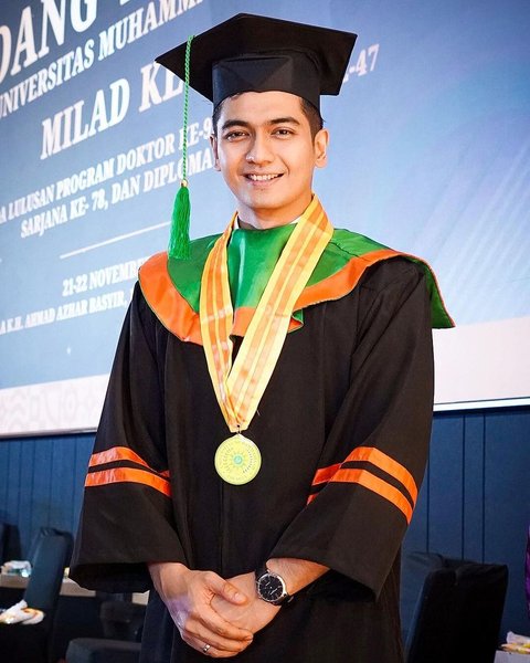 Telah menamatkan studi S2 di Universitas Muhammadiyah Jakarta, Teuku Ryan menggenggam gelar M.M. dengan bangga.