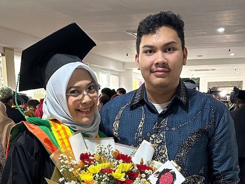 Momen Bahagia Eksanti Akhirnya Raih Gelar Sarjana di Usia 52 Tahun, Tak Gentar Selesaikan Kuliah Meski Usia Tak Muda Lagi