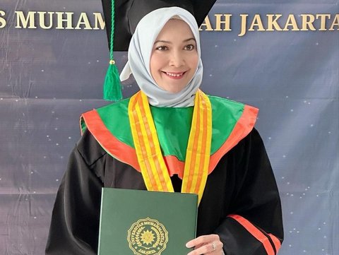 Momen Bahagia Eksanti Akhirnya Raih Gelar Sarjana di Usia 52 Tahun, Tak Gentar Selesaikan Kuliah Meski Usia Tak Muda Lagi