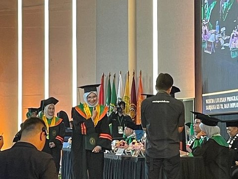 Momen Bahagia Eksanti Akhirnya Raih Gelar Sarjana di Usia 52 Tahun, Tak Gentar Selesaikan Kuliah Meski Usia Tak Muda Lagi