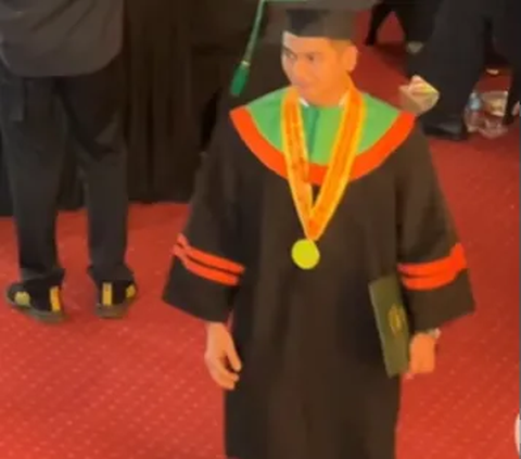 Portrait of Teuku Ryan Graduating Without the Presence of Ria Ricis
