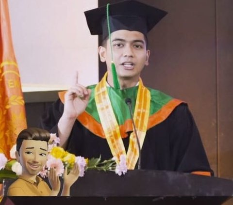 Portrait of Teuku Ryan Graduating Without the Presence of Ria Ricis