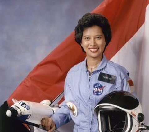 Sosok inspiratif ini bernama Pratiwi Sudarmono, yang pada Oktober tahun 1985 terpilih oleh badan antariksa Amerika Serikat, NASA, untuk bergabung dalam misi pesawat ulang-alik ke luar angkasa.