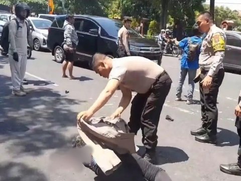 Polisi Ini Spontan Copot Baju Dinas dan Hentikan Kendaraan untuk Selamatkan Korban Kecelakaan, Aksinya Bikin Haru