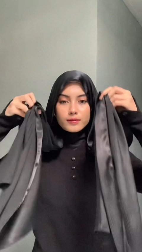 Step 2: Divide the hijab into two parts with both sides of equal length.