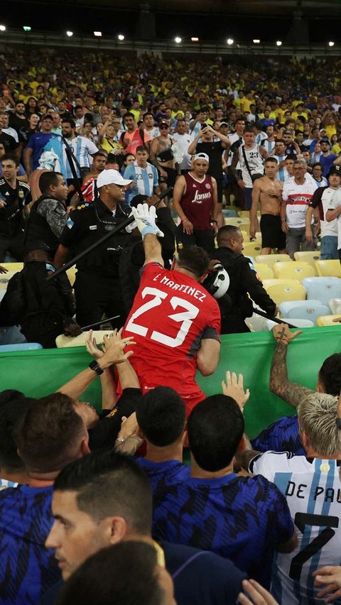 FOTO: Jadi Sorotan, Ini Momen Kiper Argentina Ngamuk Ajak Duel Polisi yang Pukuli Suporter di Brasil