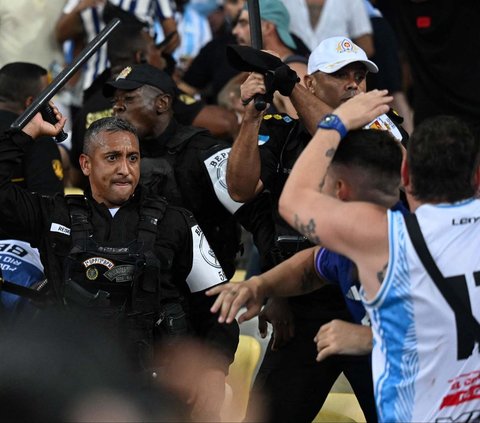 FOTO: Jadi Sorotan, Ini Momen Kiper Argentina Ngamuk Ajak Duel Polisi yang Pukuli Suporter di Brasil