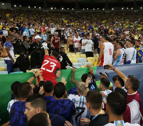 FOTO: Jadi Sorotan, Ini Momen Kiper Argentina Ngamuk Ajak Duel Polisi yang Pukuli Suporter di Brasil