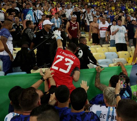 FOTO: Jadi Sorotan, Ini Momen Kiper Argentina Ngamuk Ajak Duel Polisi yang Pukuli Suporter di Brasil