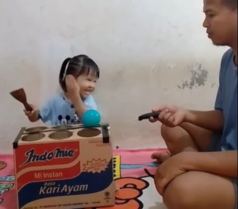 Creative! Father Makes Frog Punch Toy Like in the Mall from Cardboard