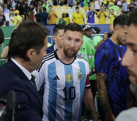 FOTO: Jadi Sorotan, Ini Momen Kiper Argentina Ngamuk Ajak Duel Polisi yang Pukuli Suporter di Brasil