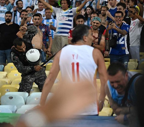 FOTO: Jadi Sorotan, Ini Momen Kiper Argentina Ngamuk Ajak Duel Polisi yang Pukuli Suporter di Brasil