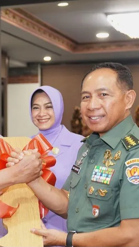 Tak Hanya Tongkat Komando, Laksamana Yudo Serahkan Kunci Rumah Dinas ke Panglima TNI Jenderal Agus Subiyanto