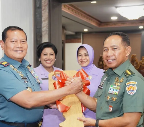 Tak Hanya Tongkat Komando, Laksamana Yudo Serahkan Kunci Rumah Dinas ke Panglima TNI Jenderal Agus Subiyanto