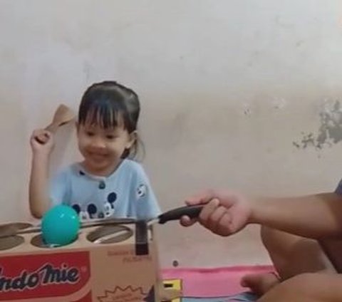 Creative! Father Makes Frog Punch Toy Like in the Mall from Cardboard