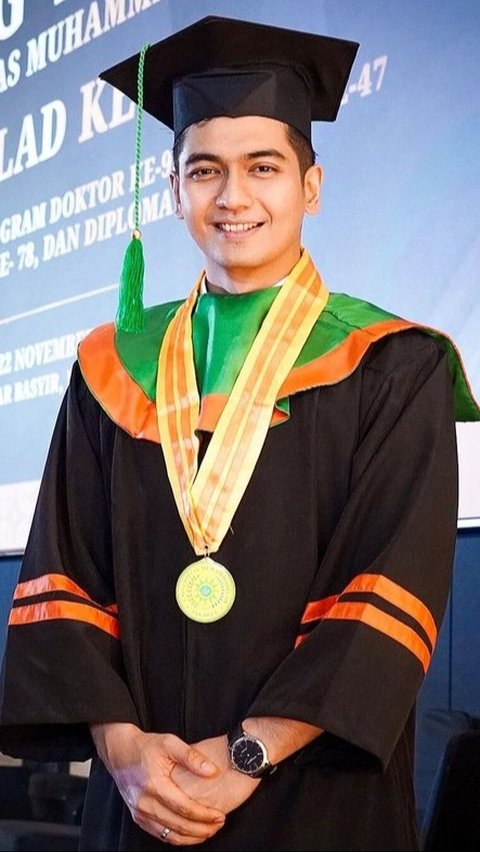 <b>Tak Ditemani Istri, Ini Momen Wisuda S2 Teuku Ryan yang Jadi Sorotan</b>